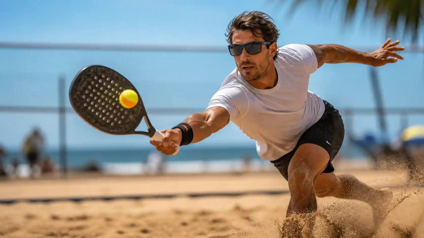 Jogador de beach tennis executando um voleio na areia